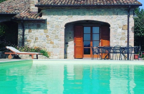 Bivio Lugnano Cottage | Belle maison traditionnelle en pierre avec piscine privée Infinity On The Border Tuscan