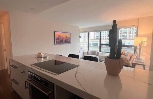 Streeterville Cabine | Lovely Two Bedroom Condo w/ Pool