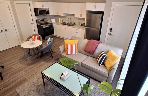 Langford Maison | Homey Space with Optional Extra Room - Sleeps 8. Complimentary Treats!