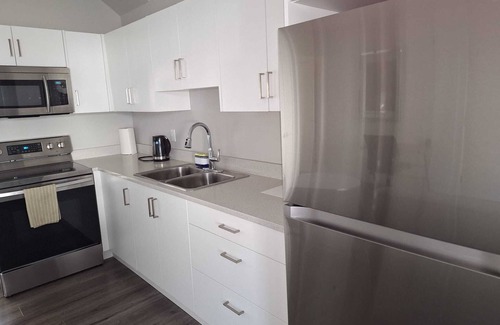 Langford Maison | Homey Space with Optional Extra Room - Sleeps 8. Complimentary Treats!