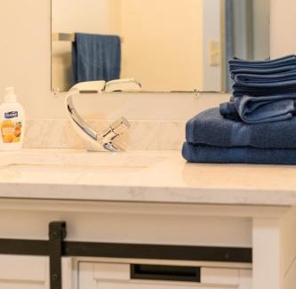 Conneaut Lakeshore Lit Et Petit-Déjeuner | Lovely, Two Bedroom Apartment with tons of space