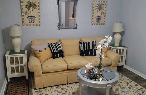 Tallahassee Appartement | Lovely two bedroom rental unit near FAMU and FSU.