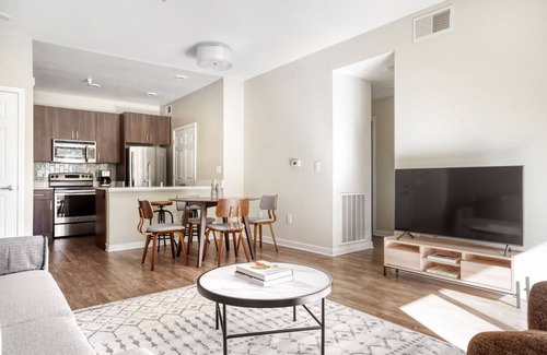 Contra Costa Centre Appartement | Lovely Walnut Creek 2BR w/ Pool, Gym & W/D, close to BART, by Blueground