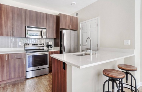 Contra Costa Centre Appartement | Lovely Walnut Creek 2BR w/ Pool, Gym & W/D, close to BART, by Blueground