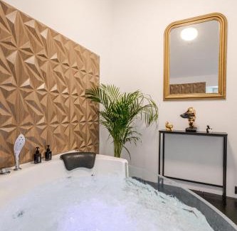Flemalle Appartement | LoveRoom avec balnéo privative
