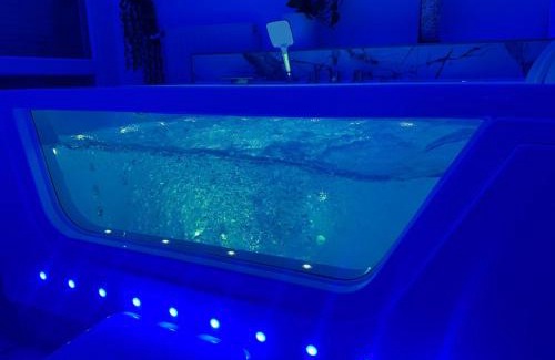 Metz Appartement | Loveroom de luxe avec jacuzzi sauna vapeur écran 300 cm