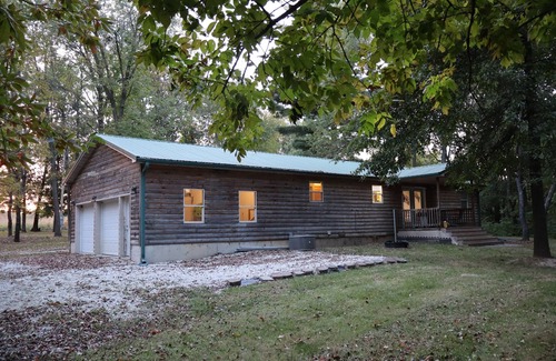 Pittsfield Cabine | Lovers’ Lakeside Love Nest Cozy Retreat on Pittsfields Serene Lake.