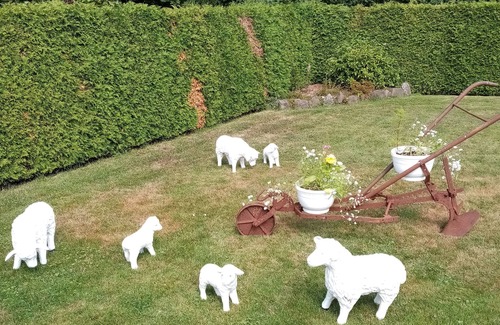 Friedeburg Appartement | Appartement nouvellement meublé accueille les petits et les grands invités. Les chiens sont les bienvenus
