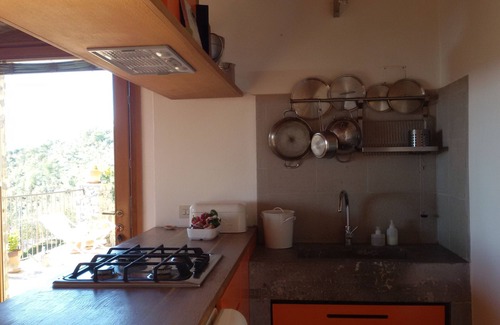 Tortorella Appartement | Soigneusement restaurée en appartement ensemble en pierre avec vue sur mer