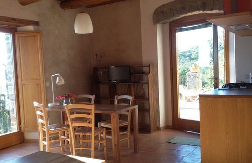 Tortorella Appartement | Soigneusement restaurée en appartement ensemble en pierre avec vue sur mer