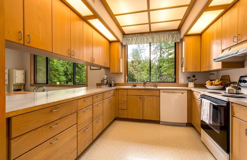 Bainbridge Island Maison | Façade de la rive basse sur la paisible baie de Fletcher. Parfait pour les familles