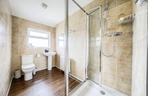 Acresford Maison | LOW rate for a 4-Bedroom House in Coventry with Free Unlimited Wi-fi 2 Car Parking 53 QMC