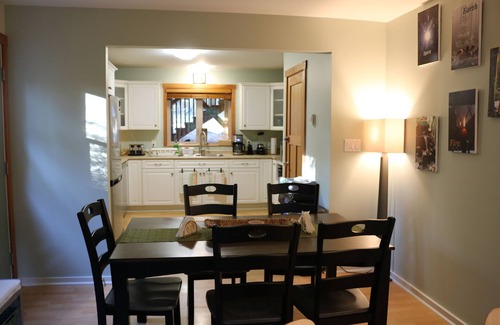 Salt Spring Island Maison | Spectacular Home in the Forest: Trailhead Annex