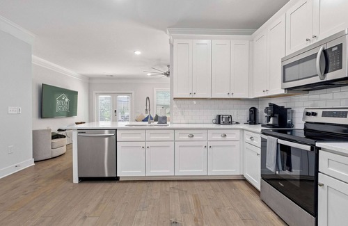 Mount Pleasant Maison | Lowcountry Lux / 5 min to Beach / 7 min to Dtwn