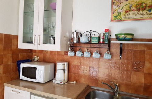 Le Bar-sur-Loup Appartement | Lower Garden Apartment à La Bastide Saint Christophe, *Grande Piscine Chauffée*