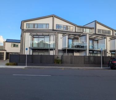 Lower Hutt Maison | Lower Hutt Central Brand New 3 bedroom 2 Bath Spacious House Balcony Private garage