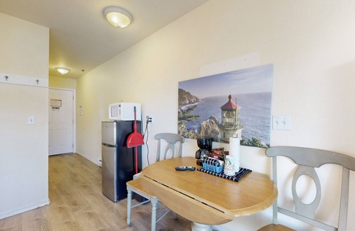Lincoln City Appartement | Studio de niveau inférieur, adapté aux chiens avec vue sur l'océan - à pied de la plage!