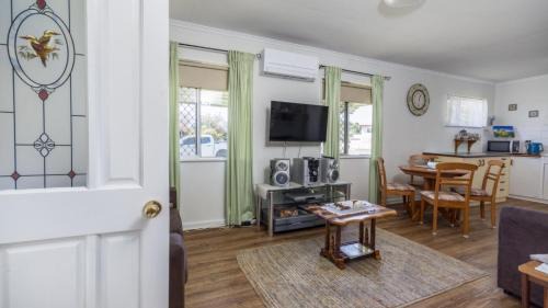 Bongaree Maison | Lowset, pet friendly cottage - Sunset Ave, Bongaree