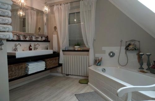 Surwold Maison | Luana`s White Cottage