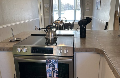 Wilson Maison | Lucy's Lake House, Lake view, One block from Lake Ontario, Peaceful & Spacious