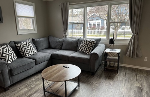 Wilson Maison | Lucy's Lake House, Lake view, One block from Lake Ontario, Peaceful & Spacious