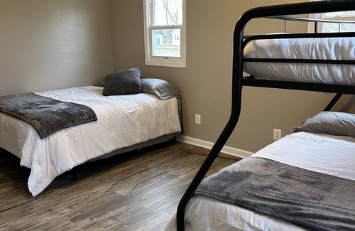 Wilson Maison | Lucy's Lake House, Lake view, One block from Lake Ontario, Peaceful & Spacious