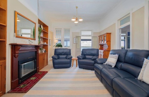 Swansea Maison | Ludford Lakefront and Beachside Retreat for Groups