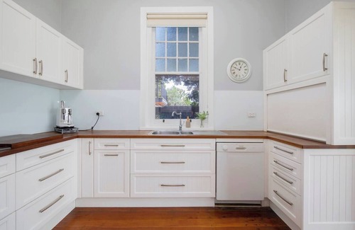 Swansea Maison | Ludford Lakefront and Beachside Retreat for Groups