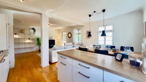 Ludwigsburg Appartement | LudwigsHome 85qm - Kostenloser Parkplatz - Zentral - Balkon - SmartTV - Waschmaschine - Trockner