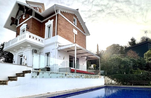Sant Cugat del Valles Villa | Lujosa casa en Barcelona ¡con piscina!