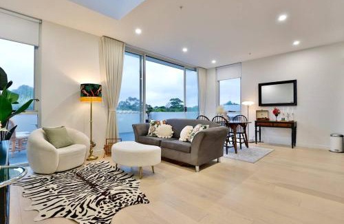 Leichhardt Appartement | Lumière Sanctuary - Antique Elegance with Parking