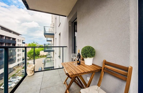 Baluty Appartement | Lumina studio with parking near Manufaktura