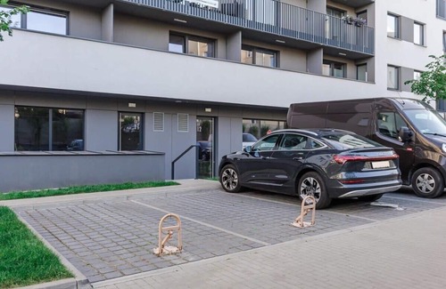Baluty Appartement | Lumina studio with parking near Manufaktura