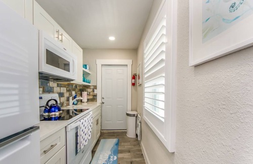 Independence Square Cottage | LUNA Cottage, Best Experience in IRB, new AC, totally remodeled, free parking