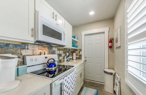Independence Square Cottage | LUNA Cottage, Best Experience in IRB, new AC, totally remodeled, free parking