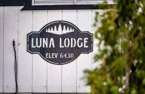Country Club Estates Maison | Luna Lodge - 4BR, 2BA Close to Hike, Bike