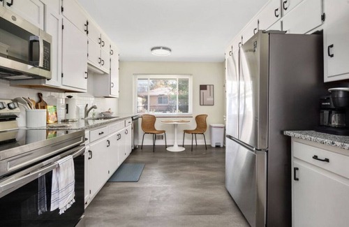 Sharon Heights Appartement | Lunar Landing Step - 2BD, 1 BA, 1 Car Garage