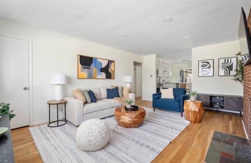 Sharon Heights Appartement | Lunar Landing Step - 2BD, 1 BA, 1 Car Garage