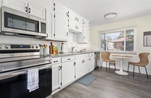 Sharon Heights Appartement | Lunar Landing Step - 2BD, 1 BA, 1 Car Garage