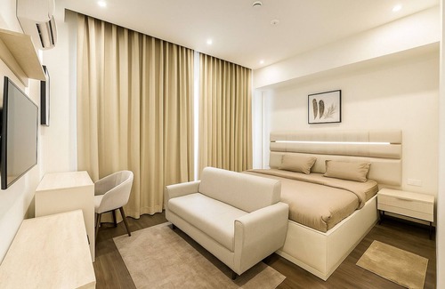 Gurugram Appartement | Lush Comfort Studio with Balcony Views