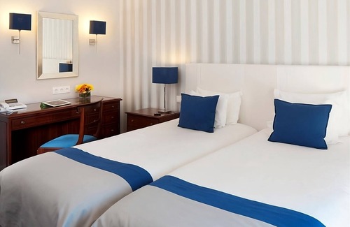 Quinta da Marinha Maison | Lush Gardens & Sea Views! FREE Parking, Close to Santa Marta Lighthouse Museum!