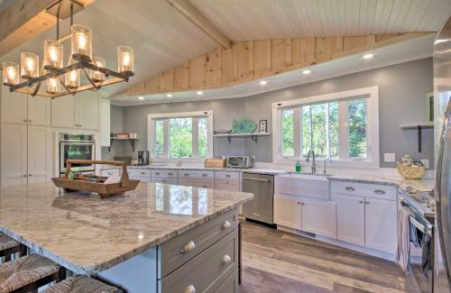 Gilbert Maison | Lush Gilbert House with Outdoor Oasis on Lake Murray