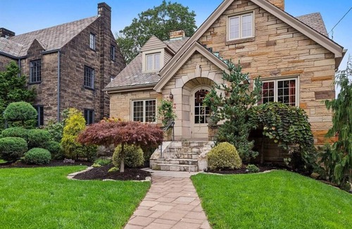 Brighton Heights Maison | *LUSH RETREAT*HotTub-Fire Pit-PetFriendly-Koi Pond