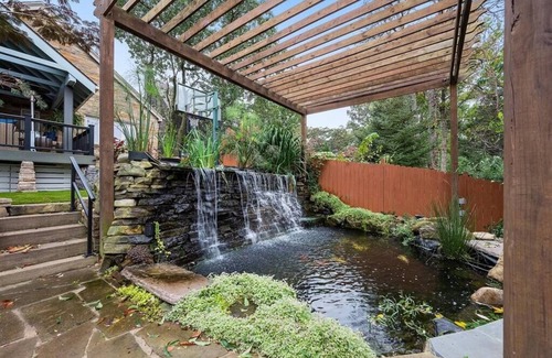 Brighton Heights Maison | *LUSH RETREAT*HotTub-Fire Pit-PetFriendly-Koi Pond