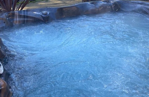 Brighton Heights Maison | *LUSH RETREAT*HotTub-Fire Pit-PetFriendly-Koi Pond