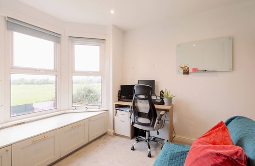 High Street Appartement | Lush Retreat with Garden