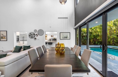 Northeast Coconut Grove Maison | Lush Villa with heated Pool sleeps 12, Location!