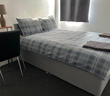 Luton Maison | Luton Homestay - Near AIRPORT & Train Station, High Speed Internet