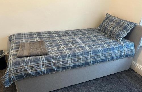 Luton Maison | Luton Homestay - Near AIRPORT & Train Station, High Speed Internet