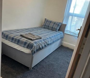 Luton Maison | Luton Homestay - Near AIRPORT & Train Station, High Speed Internet